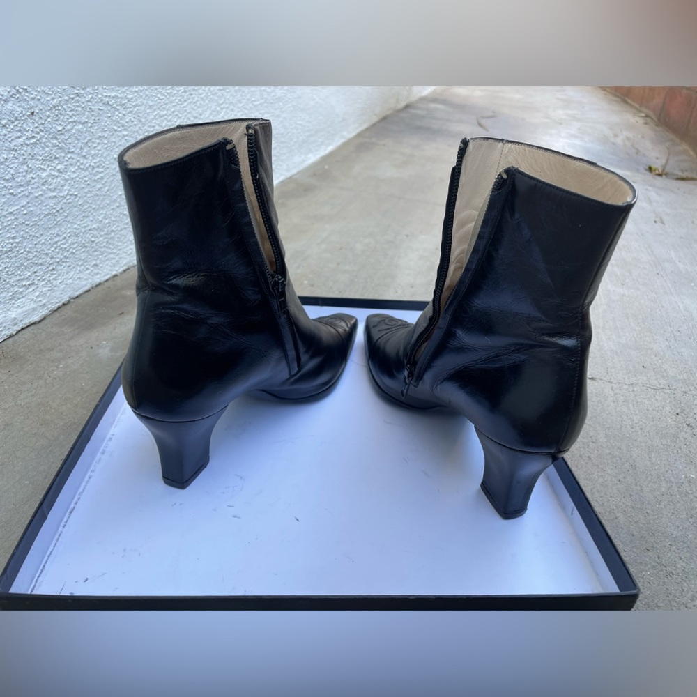 Authentic Vintage Chanel black leather boots with CC logo - Picture 13 of 15